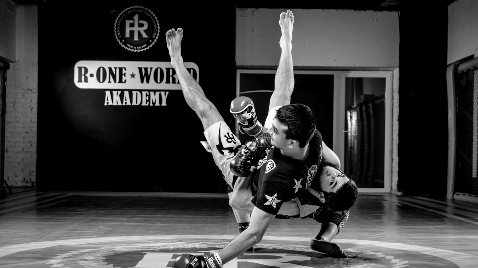 Due atleti che lottano a terra durante un allenamento di jiu-jitsu