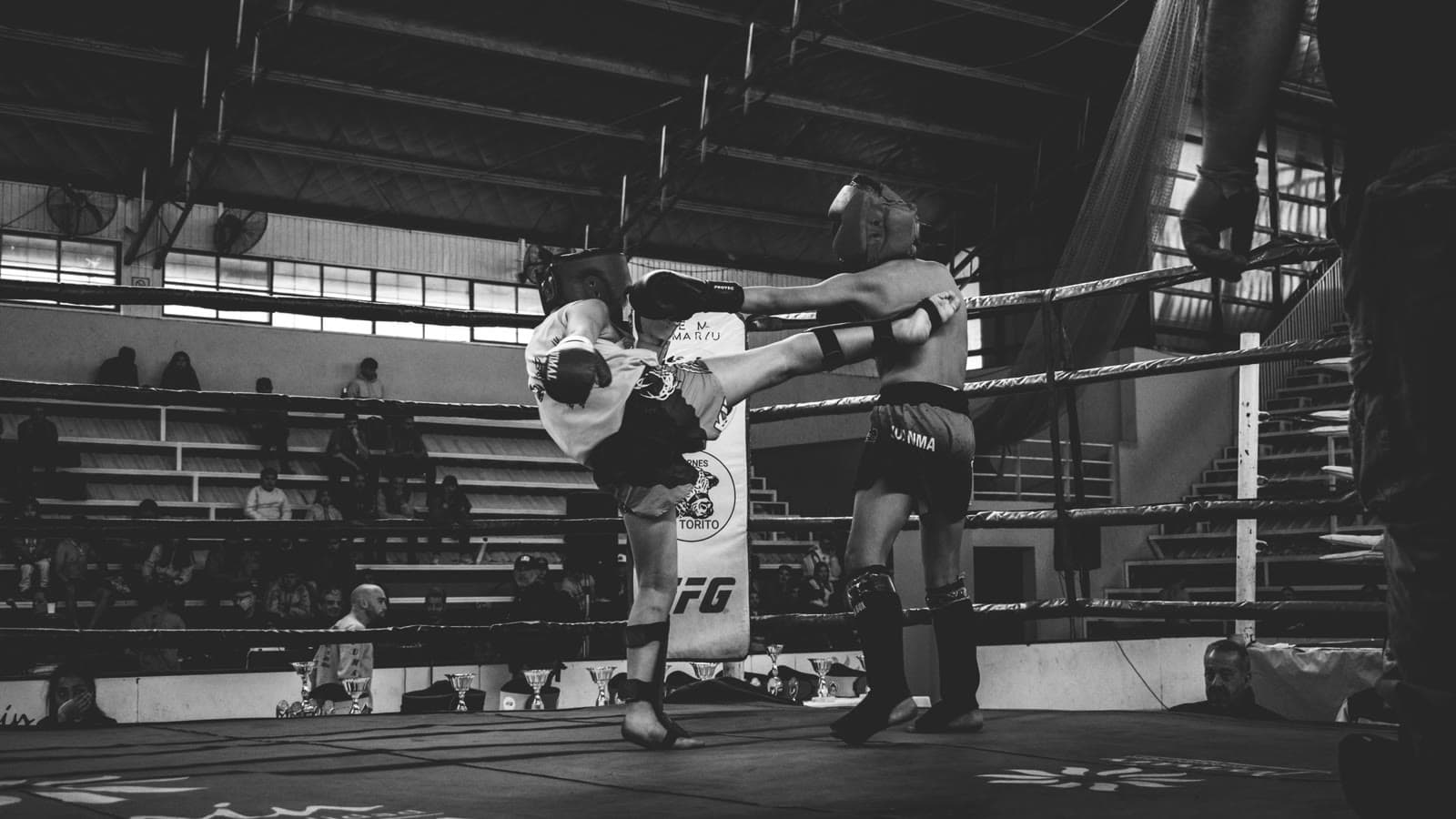 Due atleti in sparring di Muay Thai sul ring