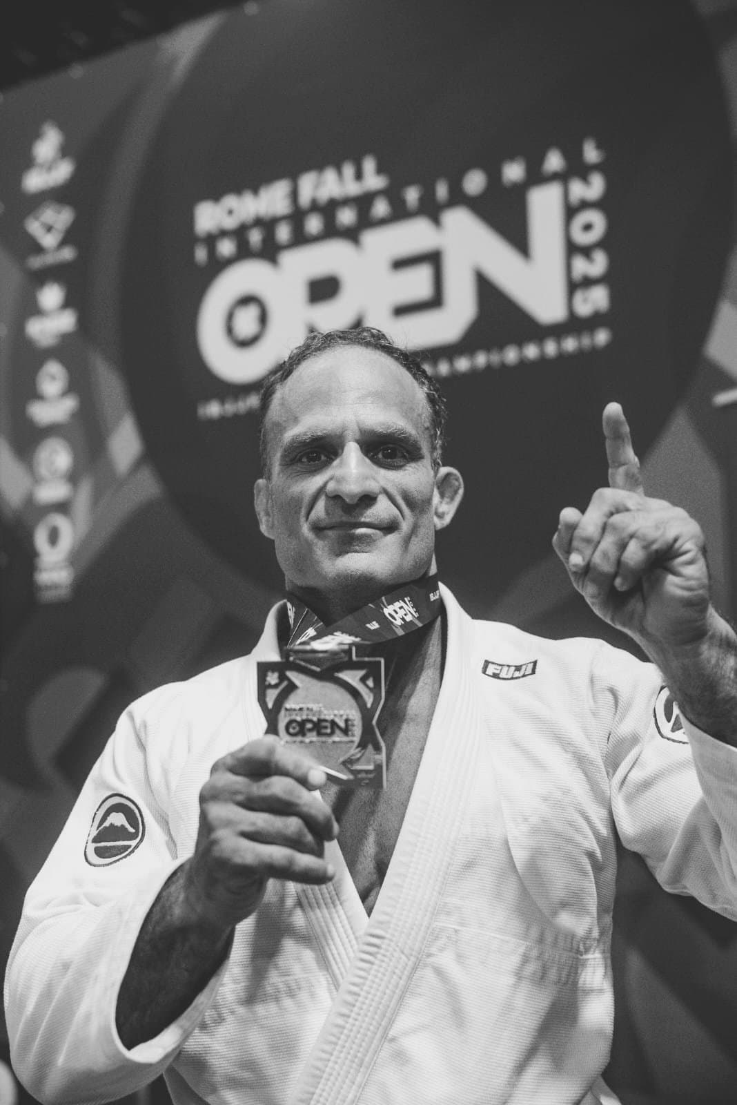 Alejandro in kimono, con una medaglia in mano, al Rome Fall International Open 2025