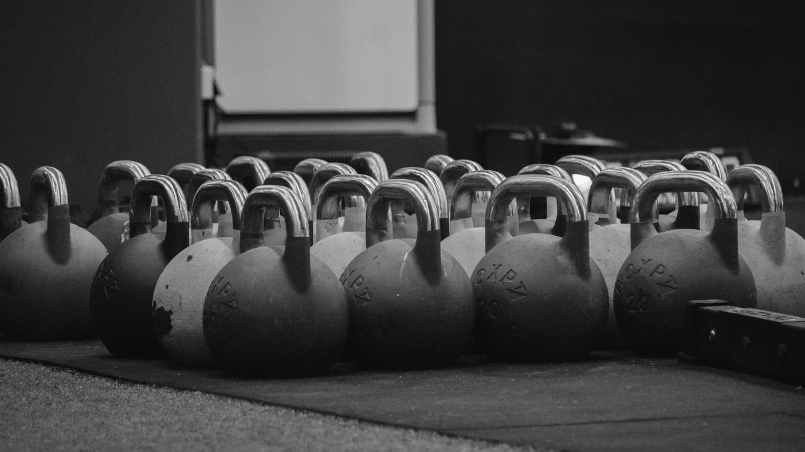 Fila di kettlebell allineate a terra