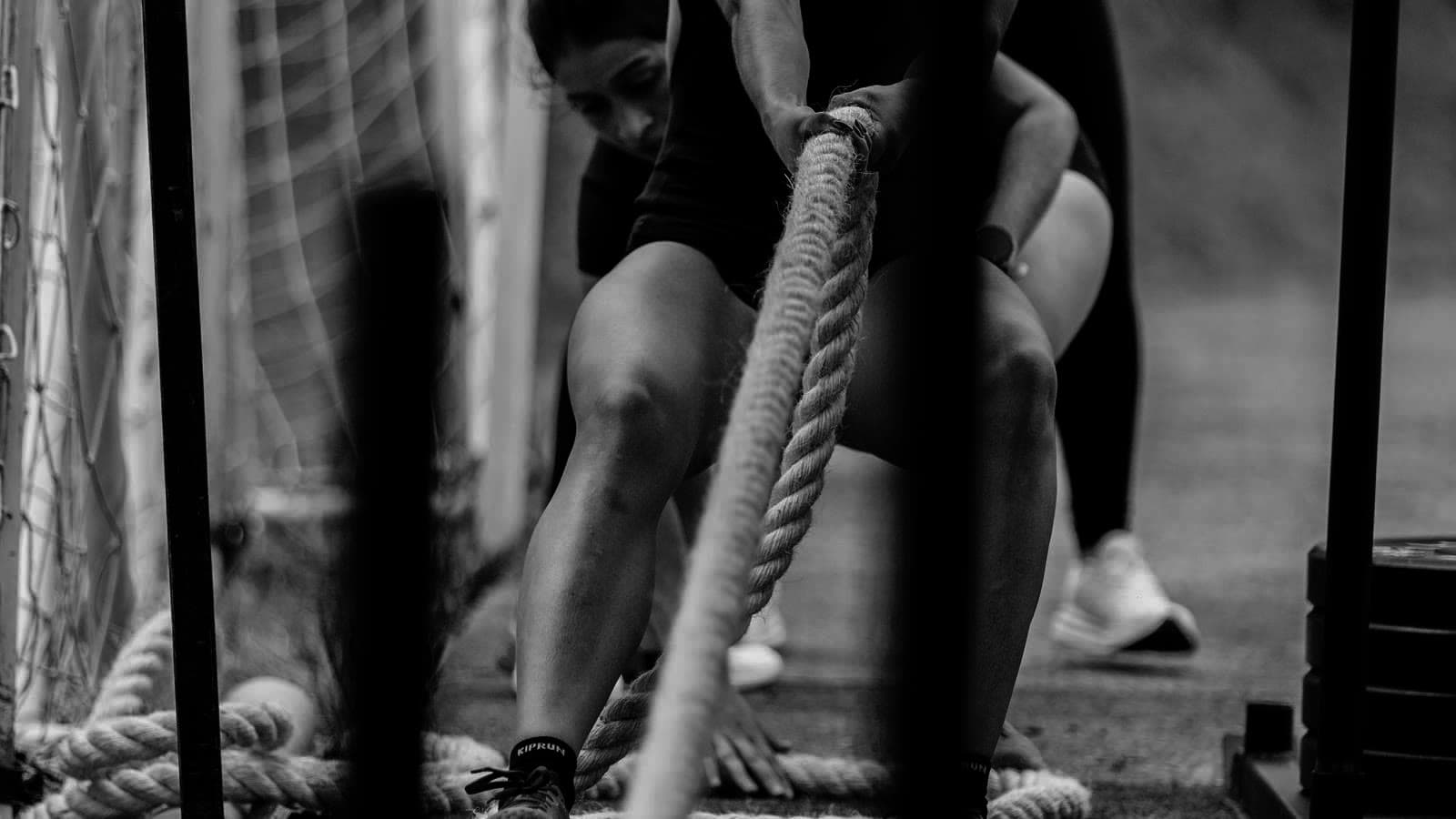 Atleta che lavora con le corde da battaglia