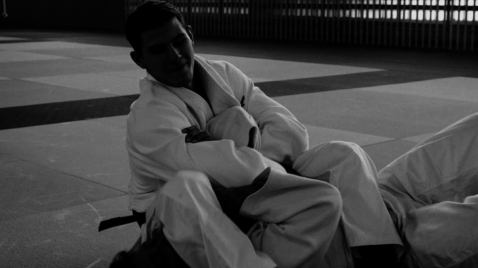 Atleta in kimono seduto sul tatami